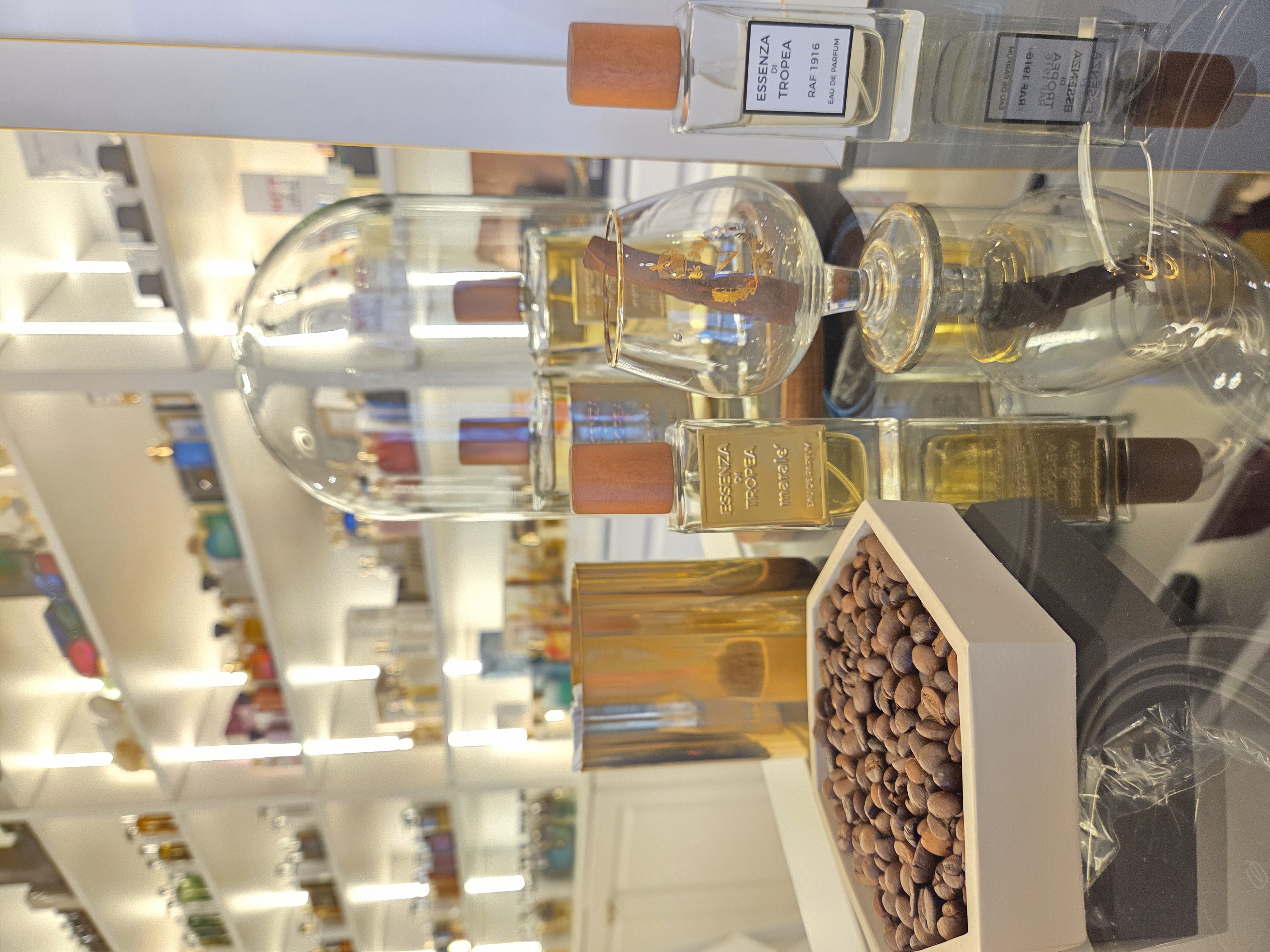 Profumi di nicchia vs profumi commerciali – differenze, qualità e consigli